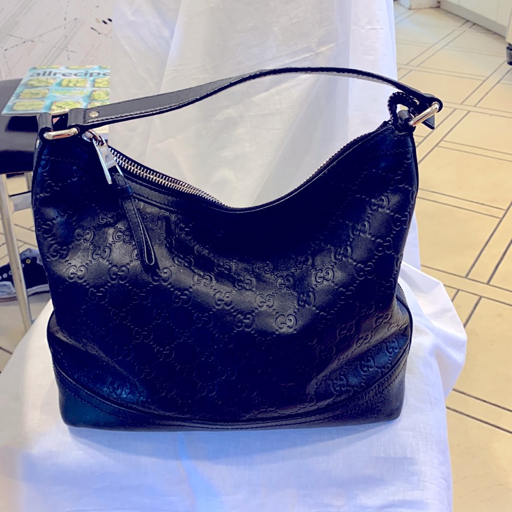 Black Gucci handbag. Like new. Leather see photos. Authentic